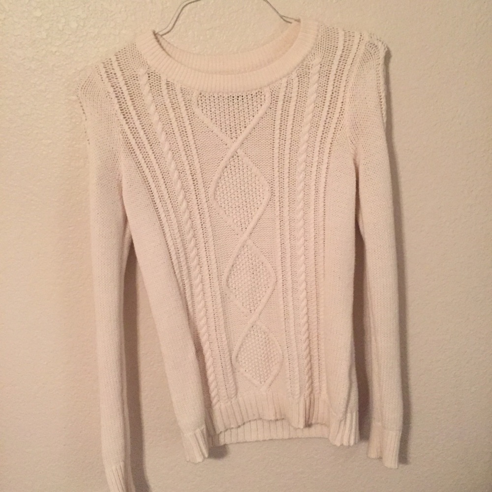 •Knitted White Sweater•